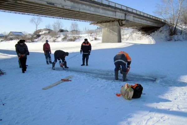 На Уфе начали пилить лед