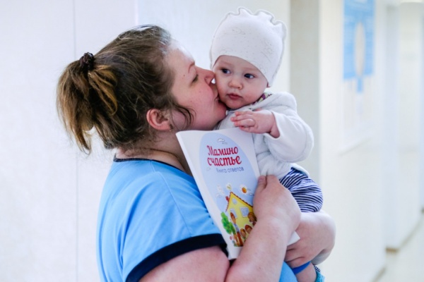 «Эта книга — не рекламный буклет, а подспорье для каждой матери». В Екатеринбурге молодые мамы получили первые экземпляры книги «Мамино счастье»