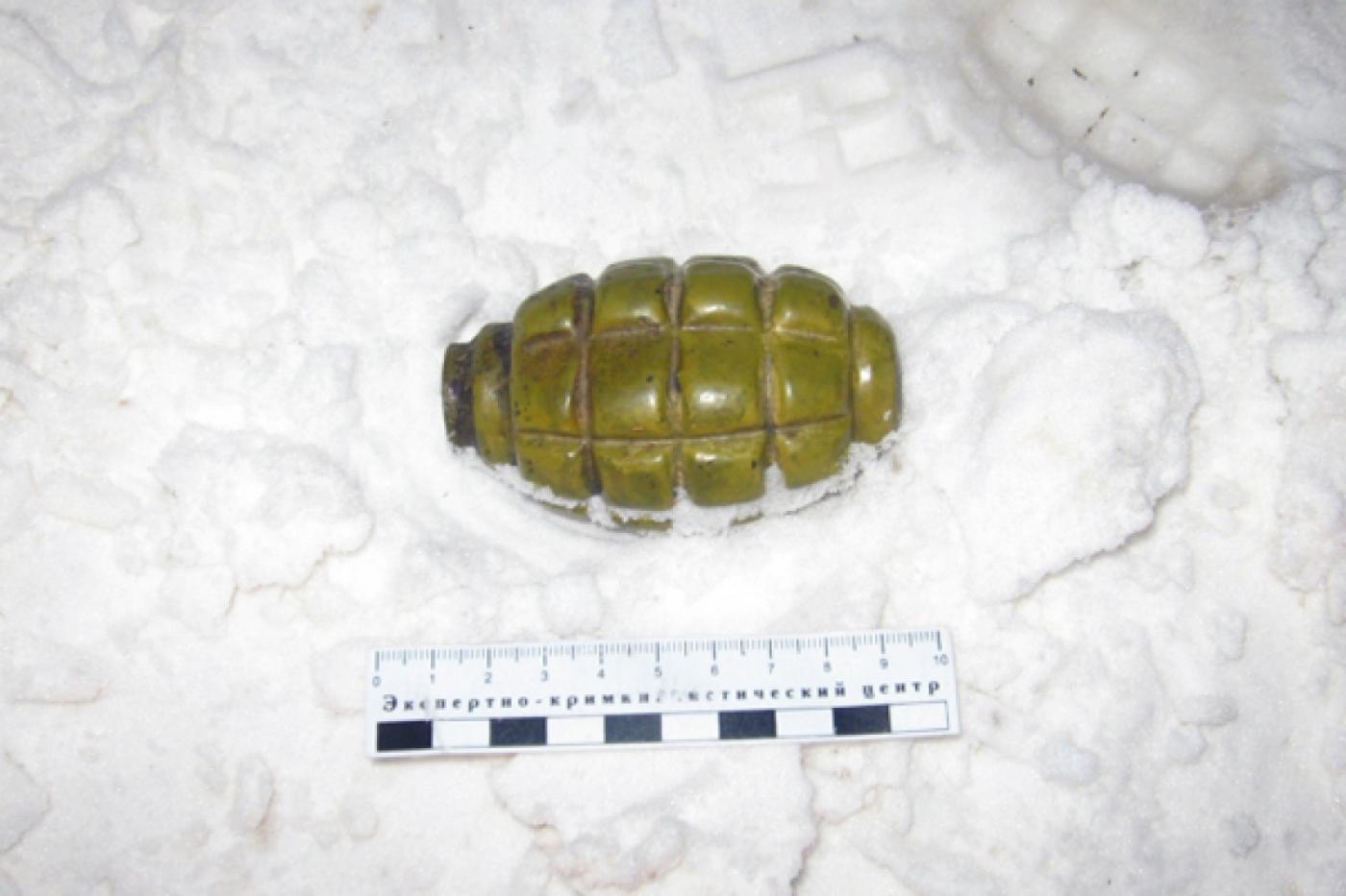 Житель Каменска-Уральского гулял по центру города с боевой гранатой в кармане - Фото 1