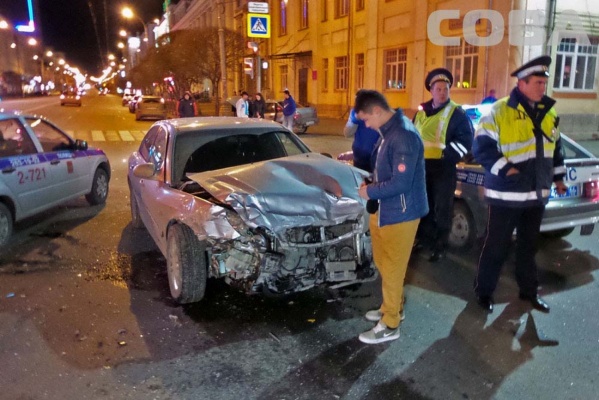 На Малышева накануне ночью столкнулись две машины - Фото 1