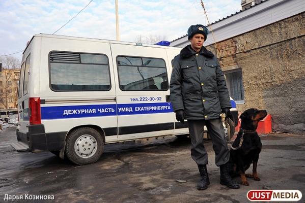 Полиция Екатеринбурга ищет подростка, который «заминировал» школу. В разгар рабочего дня из нее эвакуировали 900 человек - Фото 1