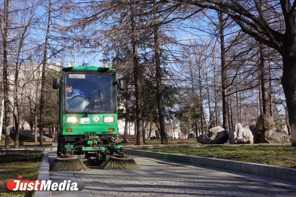 Коммунальщики вывезли с улиц Екатеринбурга почти 100 тонн грязи - Фото 1