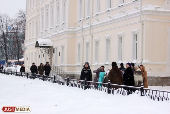 В Екатеринбурге выпускники и ученики «девятки» выступили против отставки директора гимназии - Фото 1