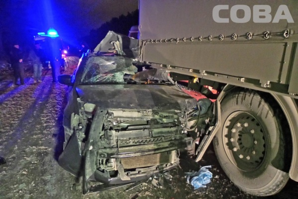 На Режевском тракте иномарка с пенсионерами влетела в грузовик - Фото 1