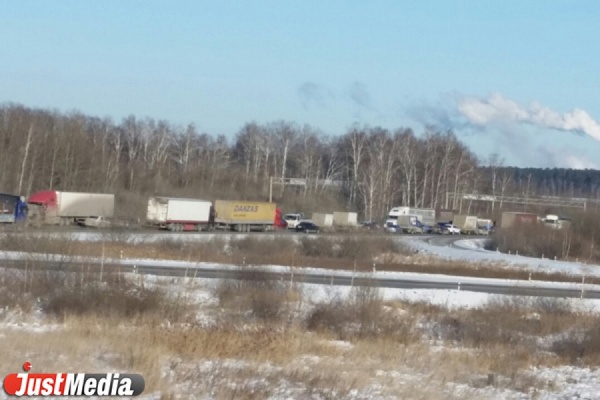  Очевидцы: «Протестующие дальнобойщики вновь перекрыли ЕКАД». ГИБДД уже выехала! - Фото 1