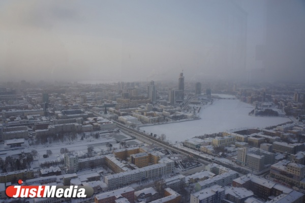 Синоптики просят екатеринбуржцев сидеть до выходных дома и не открывать окна - Фото 1