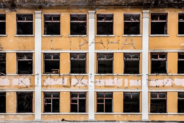 Фасад заброшенной больницы в Зеленой роще «украсили» костылями - Фото 1