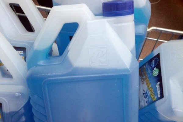 Сотрудники Роспотребнадзора изъяли в автомагазине стеклоомыватель с метанолом - Фото 1