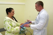 В Областном перинатальном центре начали выдавать своим пациенткам свидетельства о рождении ребенка