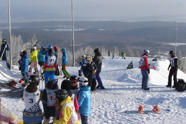 В «Солнечной долине» любители-экстремалы освоили трассу Кубка мира по сноуборду - Фото 1
