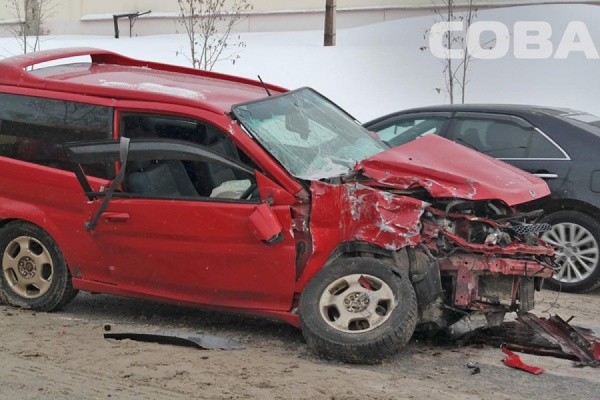 На Восточной легковушка заехала под автобус - Фото 1