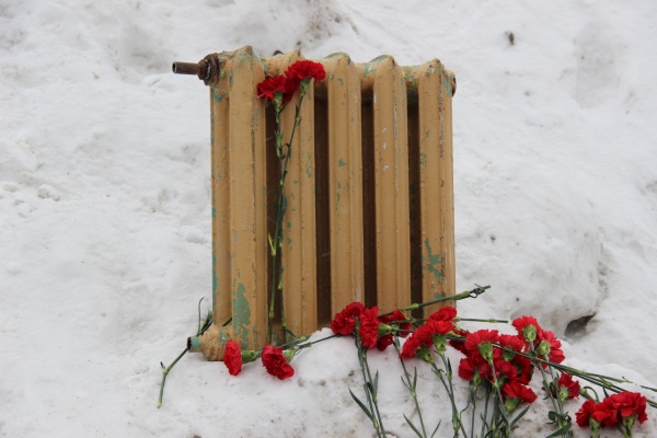 В Белоярке поставили памятник зиме без отопления - Фото 1