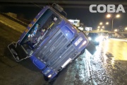На улице Токарей перевернулся цементовоз