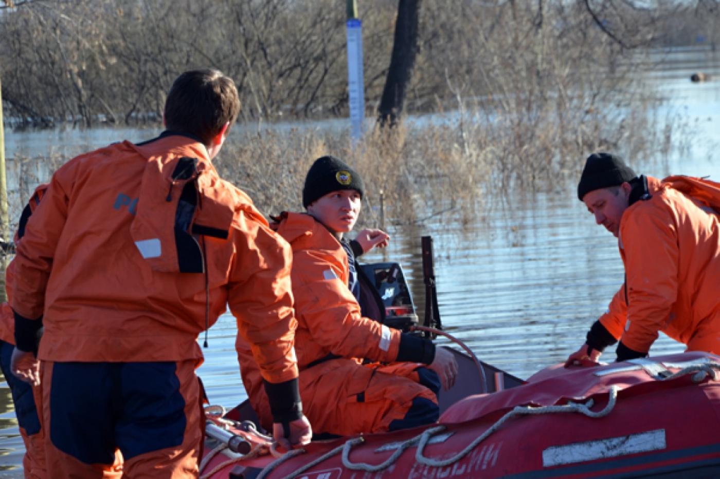 В зоне подтопления в Ирбите увеличена группировка спасателей - Фото 1