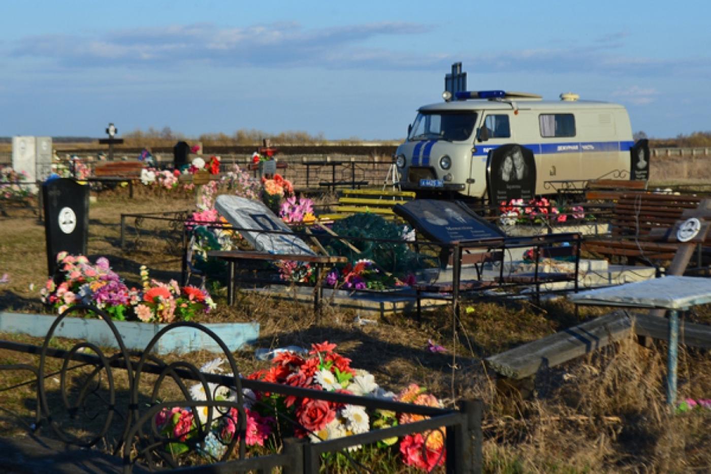 Двое детей устроили погром на кладбище в ирбитской деревне - Фото 1