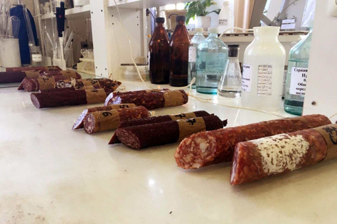 Лишь половина колбасы на уральских прилавках пригодна к употреблению - Фото 1