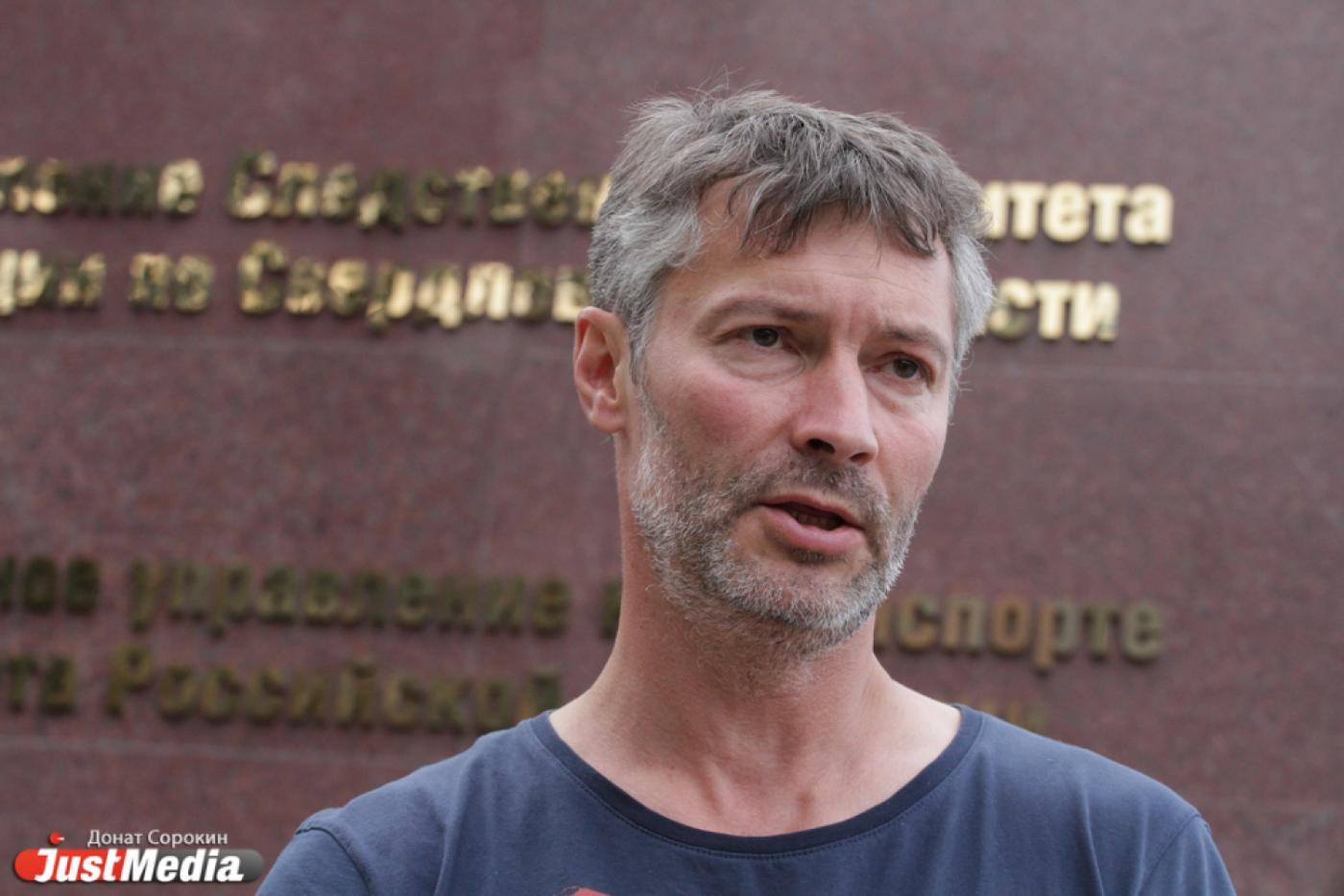 И вправду «не видит берегов»? Мэр Ройзман окрестил Славу Птрк дебилом в эфире федерального телеканала - Фото 1