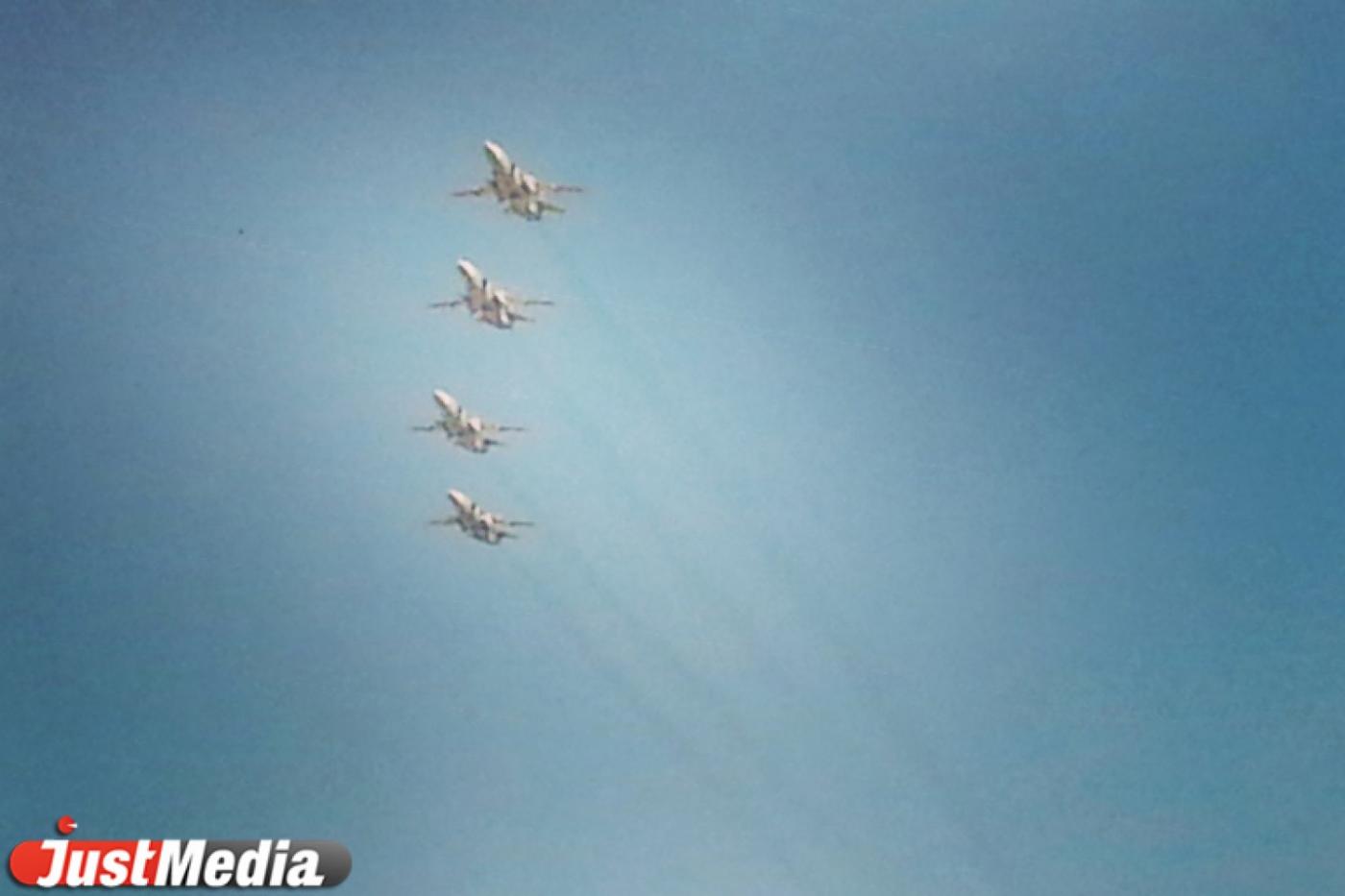 Соцсети заполонили фото вертолетов и самолетов в небе над центром Екатеринбурга  - Фото 1