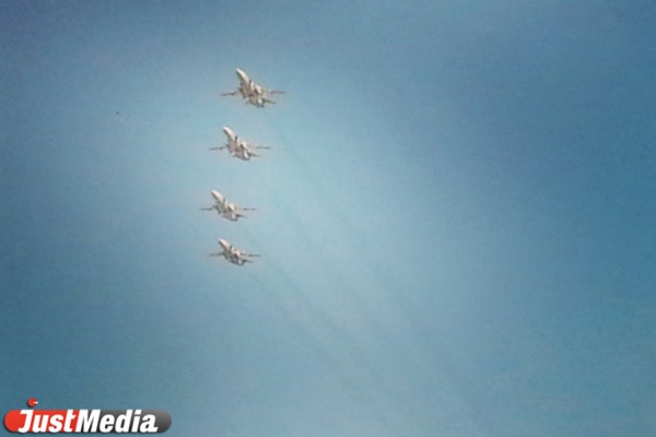 Соцсети заполонили фото вертолетов и самолетов в небе над центром Екатеринбурга 