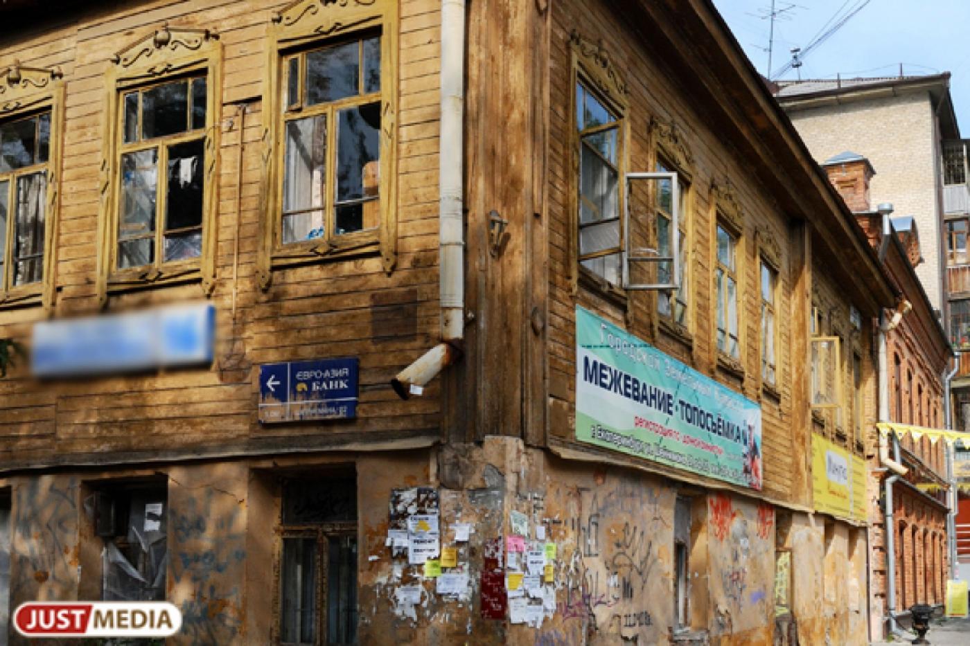 В Ревде обрушилась часть кровли в жилом доме - Фото 1