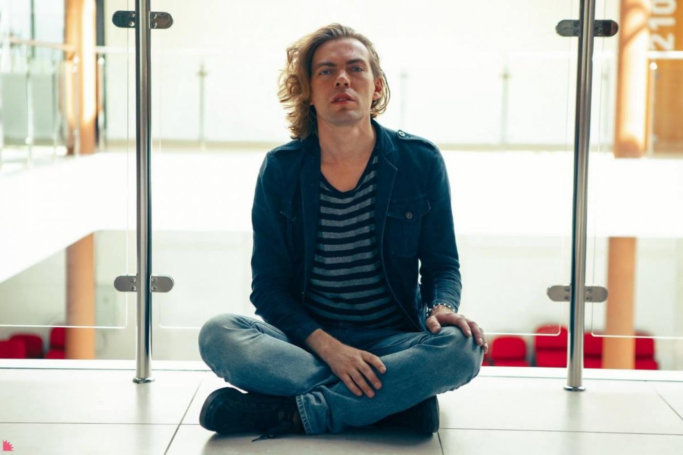 Певца из Екатеринбурга заставили петь на украинской границе - Фото 1