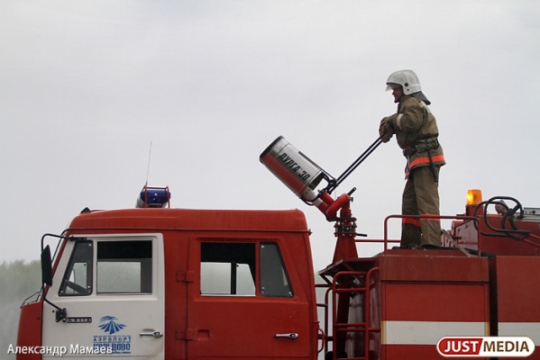 В Алапаевске выгорела верхушка водонапорной башни - Фото 1
