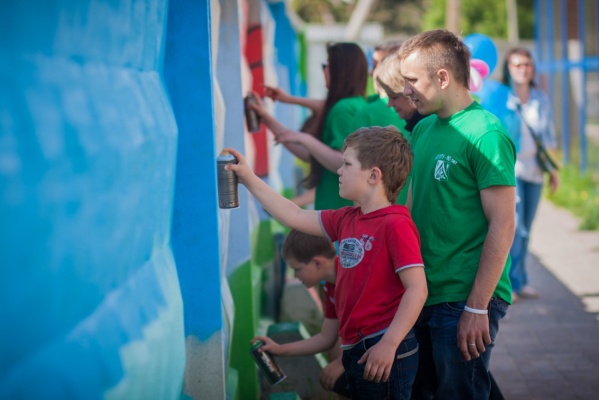 «Стенограффия» и JustMedia в компании жителей города преобразят двор на Уралмаше