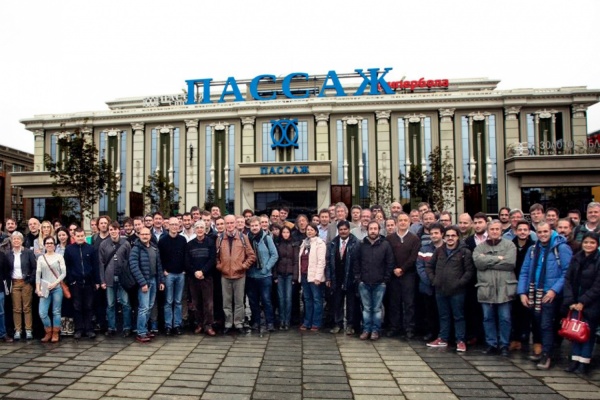 Тысяча екатеринбуржцев сделала селфи на фоне «Пассажа» 