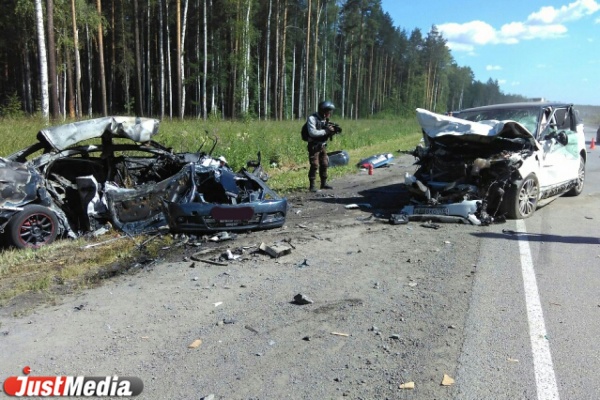 На ЕКАДе в страшной аварии машину сотрудницы полиции разорвало на две части. ФОТО