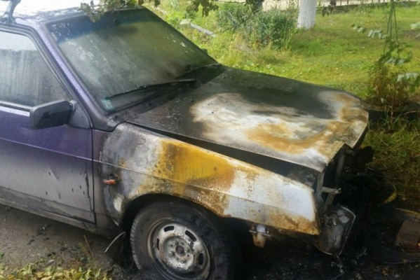 «Знаю, кто это сделал, но не пойман – не вор». На Эльмаше злоумышленник сжег автомобиль председателя ТСЖ. ВИДЕО