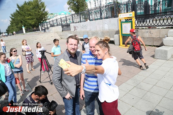 «Мы за дом Севастьянова!». Олимпийцы устроили массовое селфи в поддержку символов Екатеринбурга