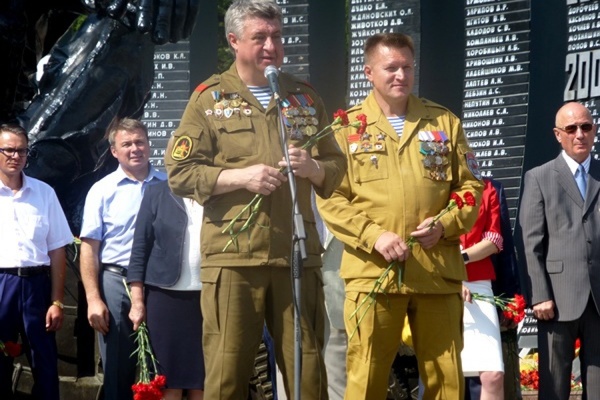 Свердловские единороссы поздравили десантников с днем ВДВ и возложили цветы к Черному тюльпану