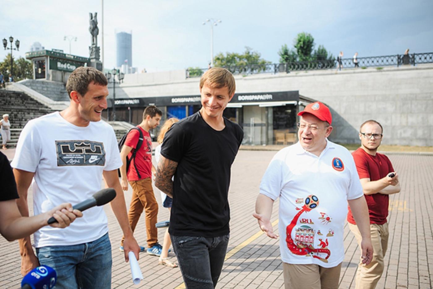 Сдержал обещание! Капитан «Урала» Артем Фидлер показал Екатеринбург Роману Павлюченко - Фото 1