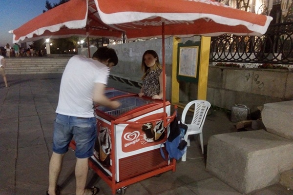 «Не будешь работать? Штраф». Екатеринбургская студентка заявила, что ее «кинул на деньги» владелец точки по продаже мороженого