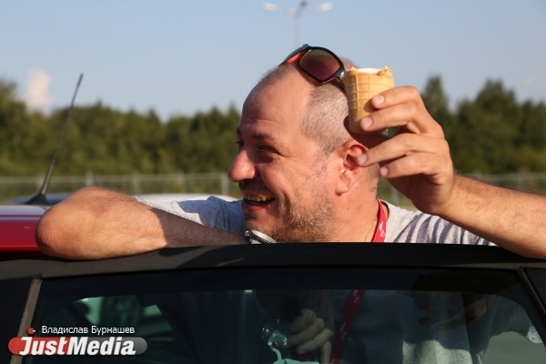 «Встретили с коровой и мороженым». В Екатеринбург приехал известный автомобильный эксперт Александр Гусаров  