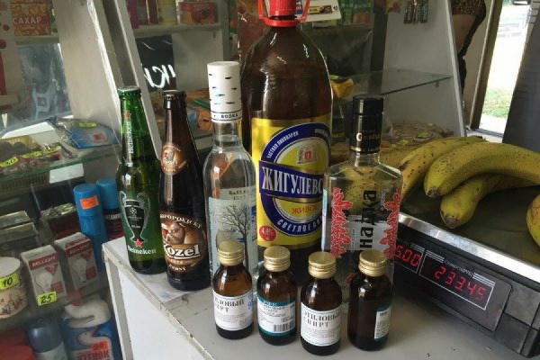 Единороссы сдали полиции предпринимателя, который торговал в Екатеринбурге спиртом, гнилыми фруктами и хлебом с плесенью