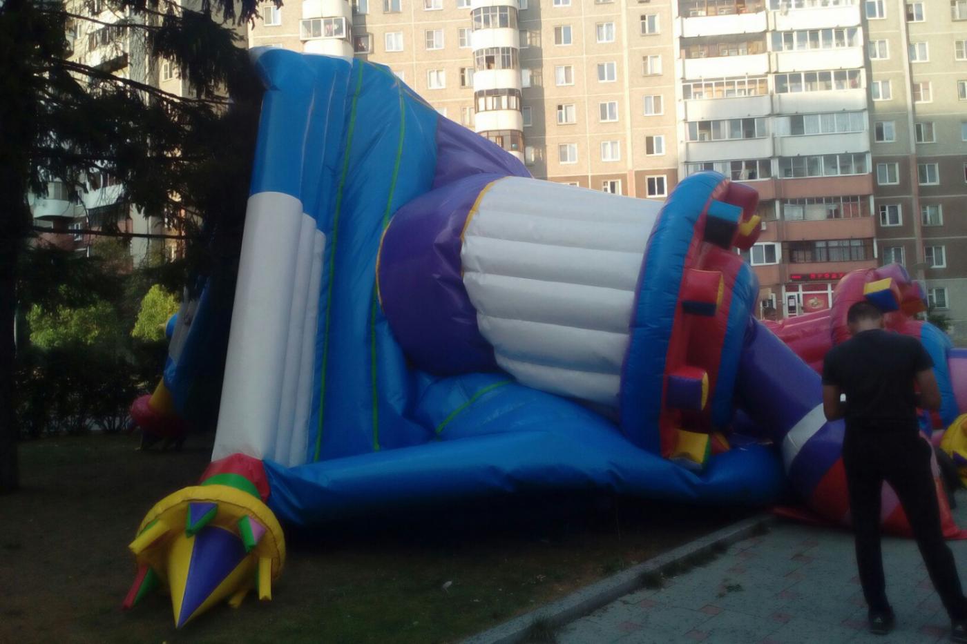 На Ботанике сильный ветер перевернул два батута. Один с детьми - Фото 1