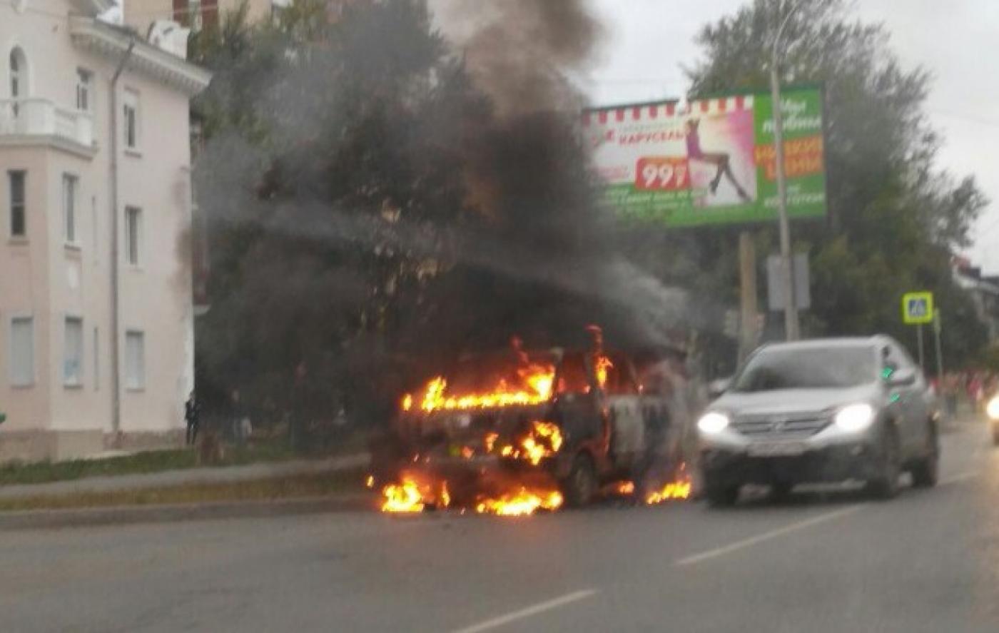 В Пионерском поселке прямо на дороге дотла сгорел автомобиль - Фото 1