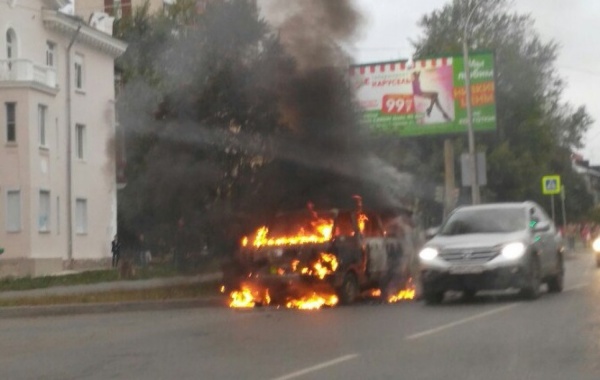В Пионерском поселке прямо на дороге дотла сгорел автомобиль