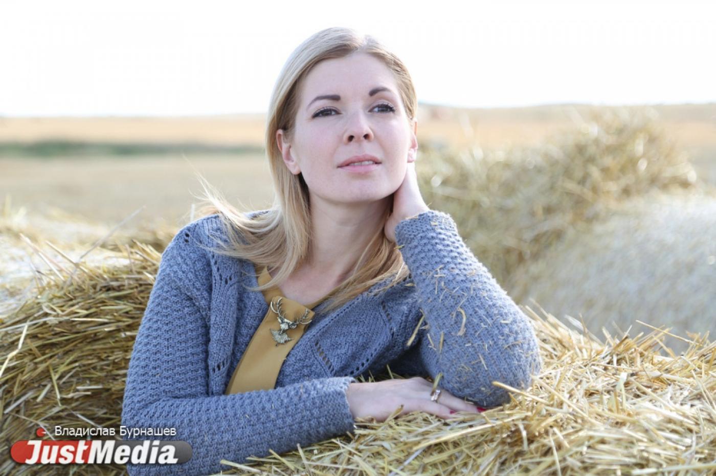 Анна Абсалямова на стоге сена: «Люблю сюрпризы. В пятницу в Екатеринбурге +26» - Фото 1