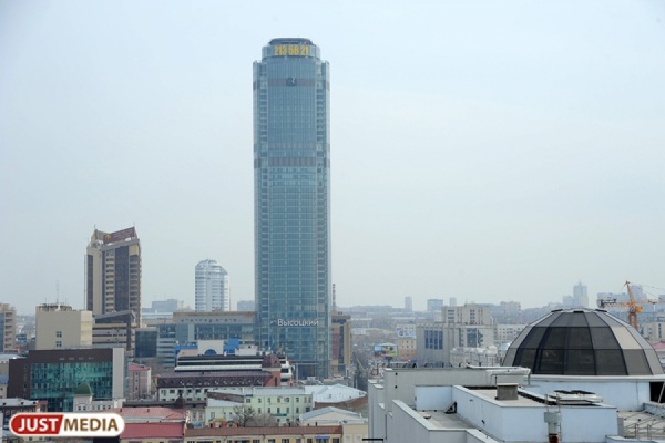 Над Екатеринбургом сгустился смог — в городе и окрестностях горит лес