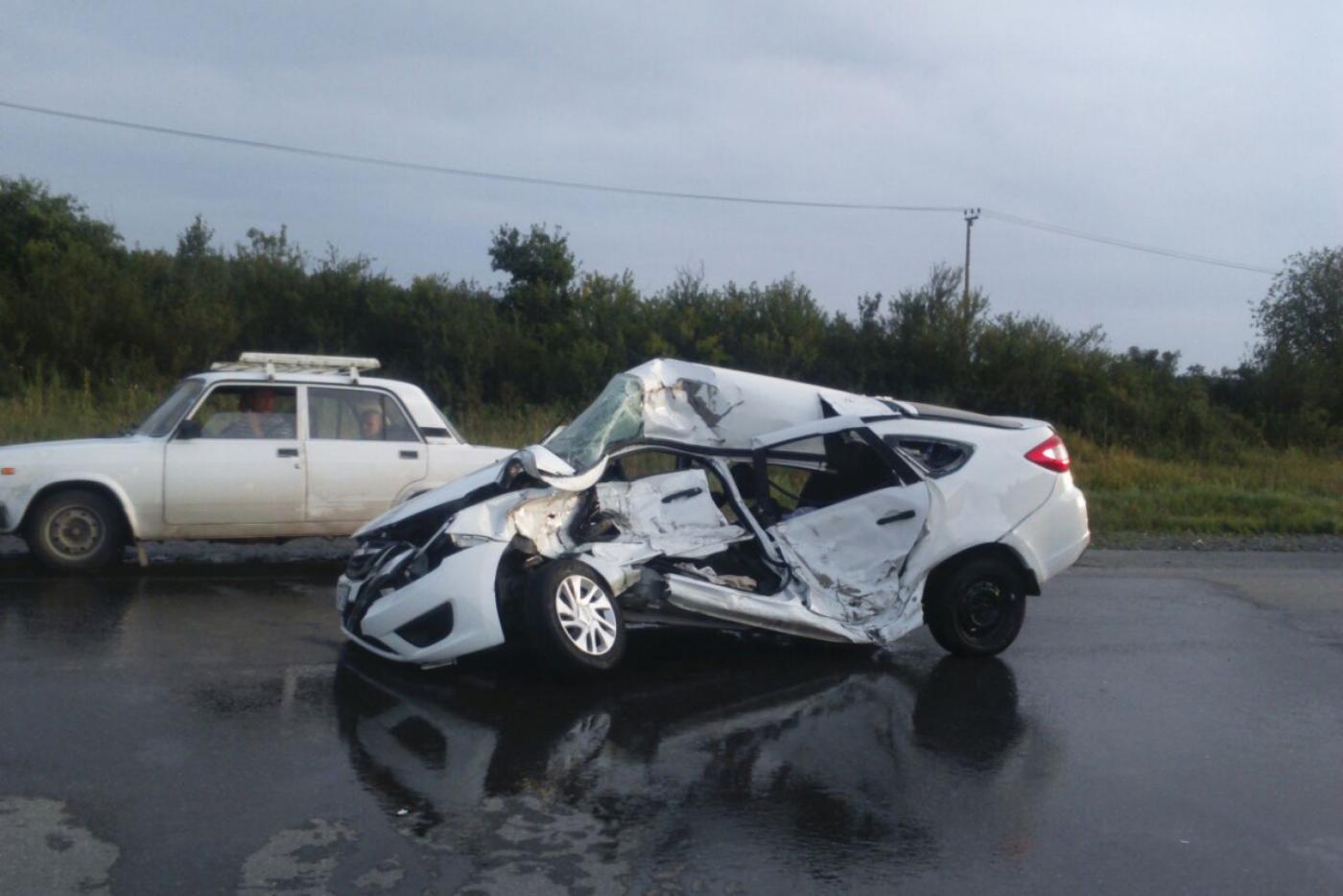 На Тюменском тракте МАЗ раздавил легковушку. Погибли два человека - Фото 1