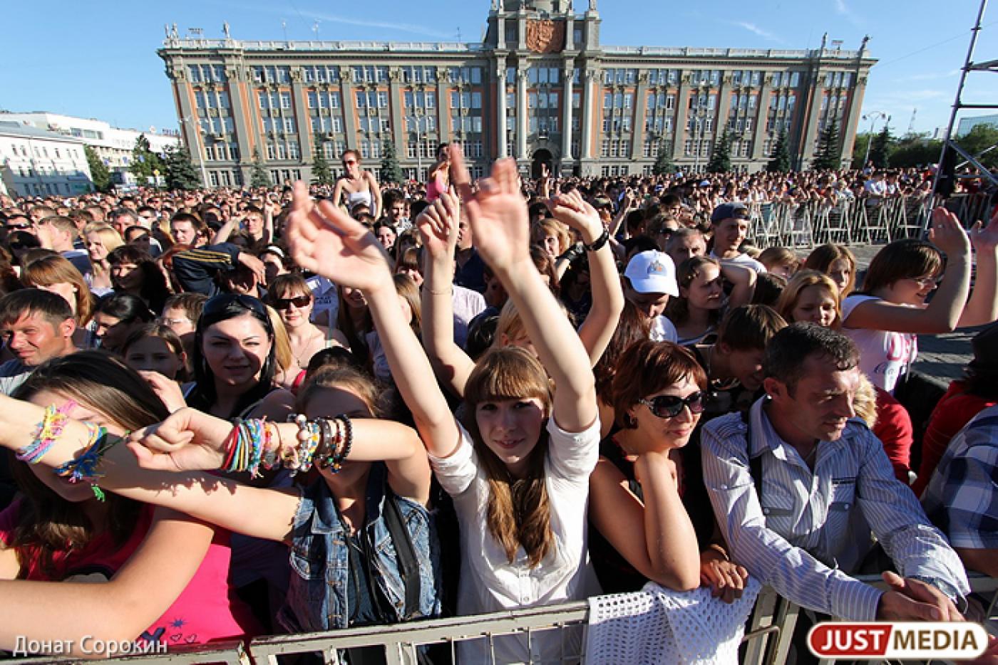 «Гуд бай, Америка»: рок-звезды споют хором на площади 1905 года - Фото 1