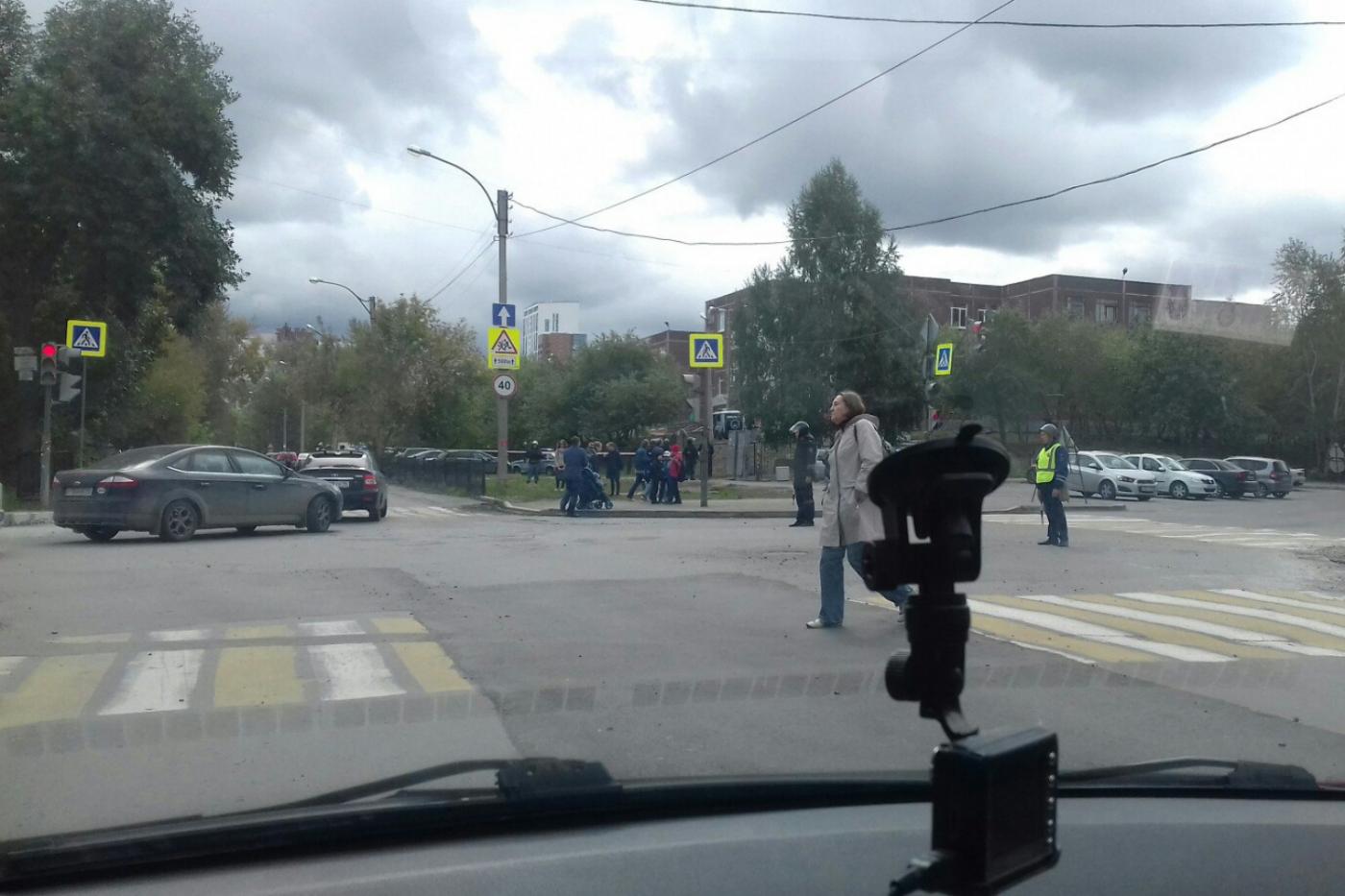 В Екатеринбурге оцепили гимназию №70: «Везде гаишники в касках с автоматами!» - Фото 1