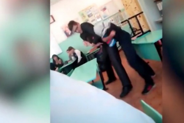В школе Екатеринбурга молодой историк побил ученика. ФОТО, ВИДЕО