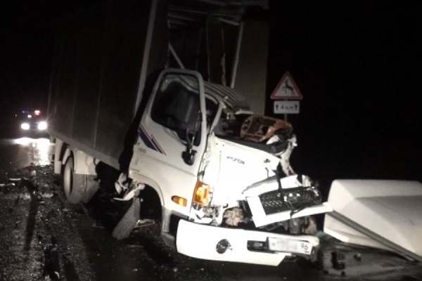 На Тюменском тракте погиб водитель грузовика — мужчина уснул за рулем и врезался в фуру