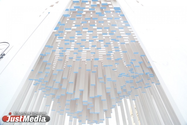 Екатеринбуржцы смогут прогуляться по березовой роще или спуститься в ледяную пещеру в самом центре города. ФОТО