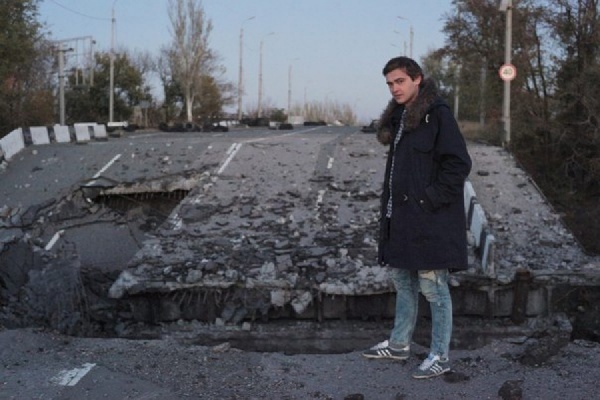 В Сеть попал фильм об уральском режиссере и его спектакле, поставленном в осажденном Донецке. ВИДЕО