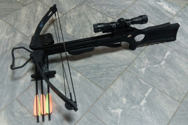 Житель Новоуральска пытался застрелить своего соседа из арбалета