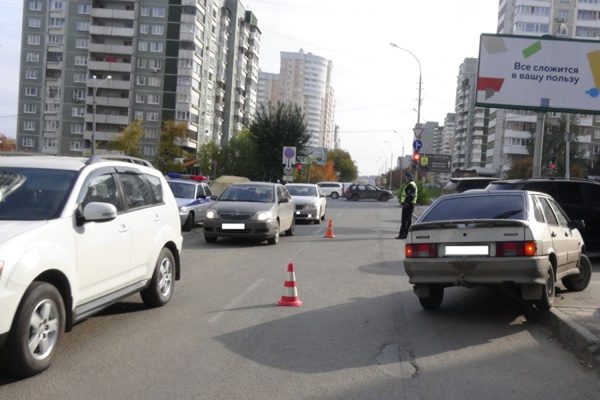 Не дошла до пешеходного перехода 50 метров. На улице Куйбышева под машину попала 15-летняя девушка